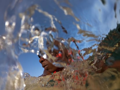 Una imagen desde el agua de Khadjou Sambe durante una de sus sesiones de entrenamiento en la playa de Ngor, en Dakar, Senegal.