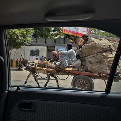 Dos hombres circulaban con un carro cargado de basura por el centro de Kabul, la mayor urbe del país, con unos cuatro millones de habitantes.