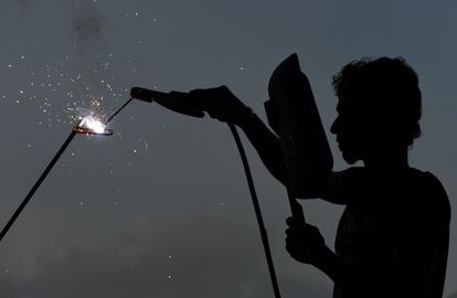 Un hombre trabaja unas soldaduras en una construcción de Colombo (Sri Lanka).