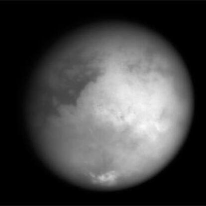 Titán, fotografiado por la nave <i>Cassini</i> durante su aproximación.