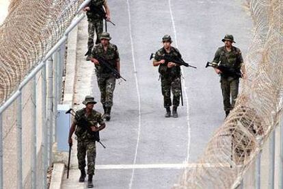 Soldados españoles patrullan la valla fronteriza de Ceuta.