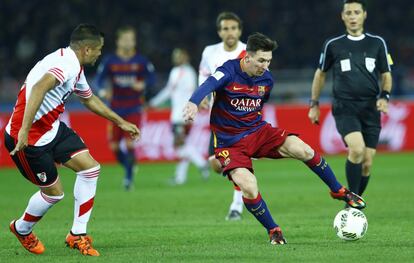 Messi es presionado por Gabriel Mercado