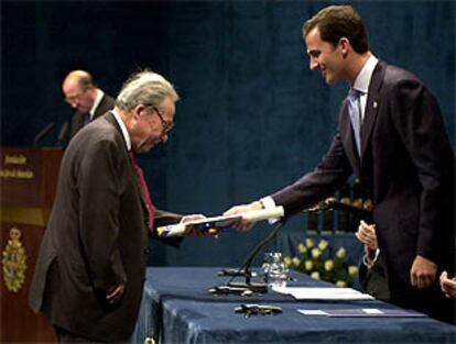 Don Felipe de Borbón entrega el Premio Príncipe de Asturias de Comunicación y Humanidades 2001 a George Steiner.