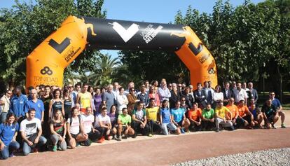 Foto de familia de todos los sectores involucrados en el circuit 5K. En el centro, el empresario Juan Roig y el alcalde de Valencia, Joan Rib&oacute;. 