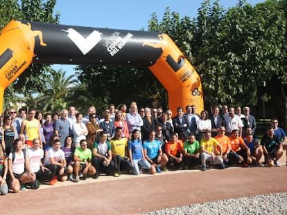 Foto de familia de todos los sectores involucrados en el circuit 5K. En el centro, el empresario Juan Roig y el alcalde de Valencia, Joan Rib&oacute;. 