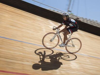 Un ciclista rueda sobre la nueva pista del vel&oacute;dromo.