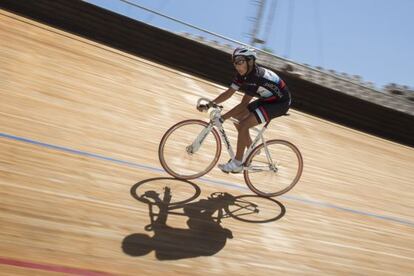 Un ciclista rueda sobre la nueva pista del vel&oacute;dromo.