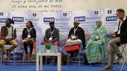 De izquierda a derecha; Mamadou Dia (Senegal), Nicole Ndongala (RDC), Nebon Babou Bassono (Burkina Faso), Fatouma Harber (Malí), Aminetou Ely (Mauritania) y el moderador José Naranjo, en Las Palmas de Gran Canaria.