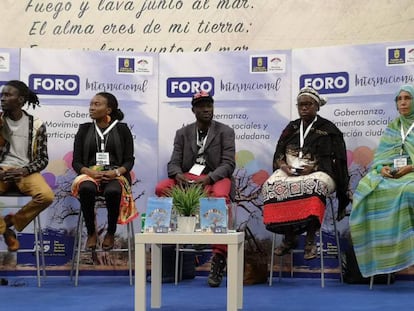 De izquierda a derecha; Mamadou Dia (Senegal), Nicole Ndongala (RDC), Nebon Babou Bassono (Burkina Faso), Fatouma Harber (Malí), Aminetou Ely (Mauritania) y el moderador José Naranjo, en Las Palmas de Gran Canaria.