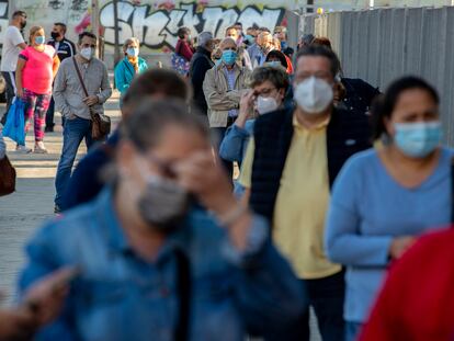 Una cola de personas esperando para someterse a test de antígenos en Vallecas (Madrid) este miércoles.