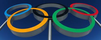 Los anillos ol&iacute;mpicos sobre Sochi. 