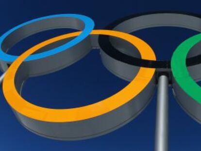 Los anillos ol&iacute;mpicos sobre Sochi. 