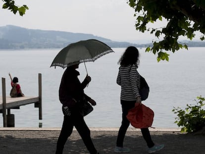 Unos turistas visitan Lake Zug, en Suiza