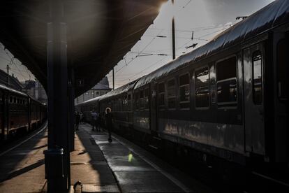 Llevar la máscara facial es obligatorio en los trenes”, se escucha por el altavoz en Budapest-Keleti, la vetusta Estación Oriental.