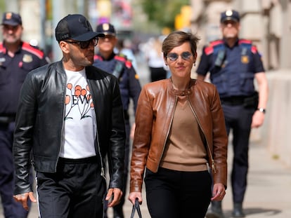 Dani Alves and his lawyer, Inés Guardiola, last Friday at the Barcelona High Court to comply with the player's weekly appearance.