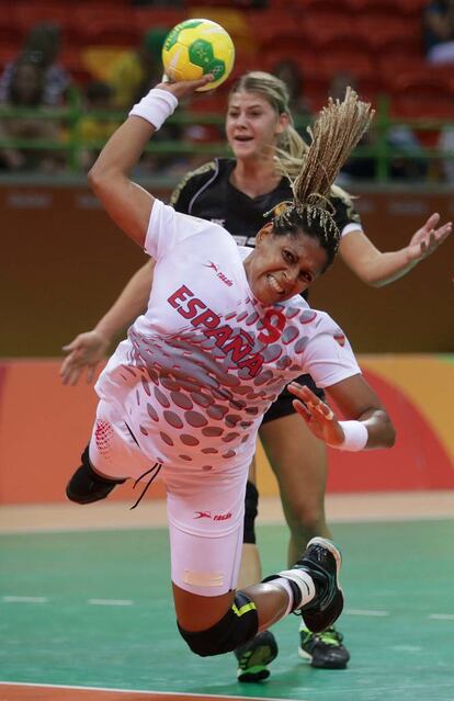 Marta Mengue de España lanza el balón durante el partido contra la selección de Montenegro.