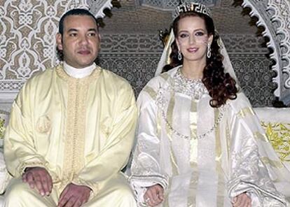 Una de las pocas imágenes del rey Mohamed VI y su esposa, ofrecida el día de su boda en el Palacio Real de Rabat.