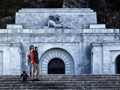 Una família fent una visita turística al Valle de los Caídos.