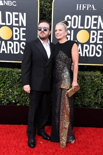 El británico Ricky Gervais, presentador de la ceremonia por quinta vez, llegó a la alfombra roja con gafas de sol y acompañado por su pareja, la novelista Jane Fallon.