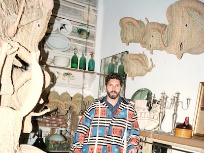 Javier S. Medina posa en su estudio, entre sus creaciones, vestido con la colección Paula’s Ibiza de Loewe.