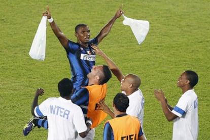 Eto&#39;o celebra la victoria con sus compañeros.