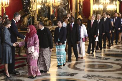 Los Reyes saludan a los invitados a la recepción en el Palacio Real.