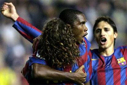Eto'o se abraza a Puyol con Edmilson a la expectativa.