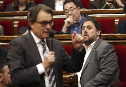 El presidente de ERC, Oriol Junqueras (i), escucha al presidente de la Generalitat, Artur Mas (de espaldas), durante la sesión de control al gobierno catalán.