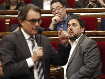 El presidente de ERC, Oriol Junqueras (i), escucha al presidente de la Generalitat, Artur Mas (de espaldas), durante la sesión de control al gobierno catalán.
