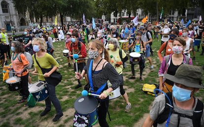 Activistas de Extinction Rebellion protestan con mascarilla frente al Parlamento británico en Londres, el miércoles 9 de septiembre.