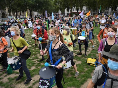 Activistas de Extinction Rebellion protestan con mascarilla frente al Parlamento británico en Londres, el miércoles 9 de septiembre.