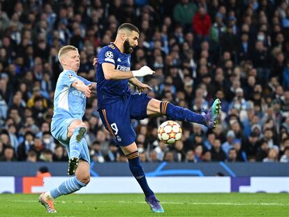 Benzema se adelanta a Zinchenko y marca el primer gol del Madrid al City.