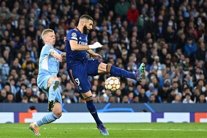 Benzema se adelanta a Zinchenko y marca el primer gol del Madrid al City.