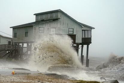Las olas golpean una casa en Alligator Point, Florida.