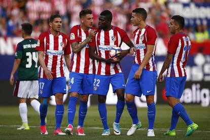 Thomas, con el balón en las manos, antes de lanzar el penalti que falló ante Osasuna.