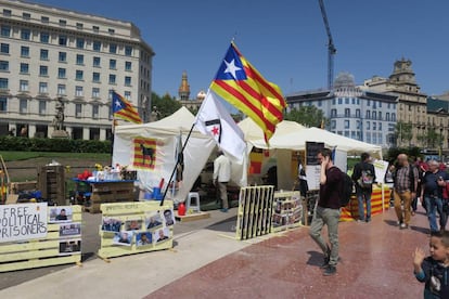 Chiringuito independentista en la  Plaza de Cataluña en Barcelona. 