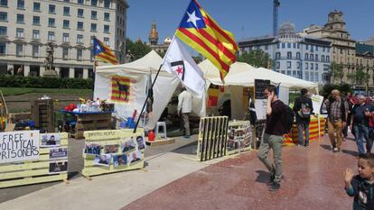 Chiringuito independentista en la  Plaza de Cataluña en Barcelona. 