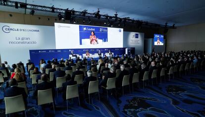 La presidenta del Banco de Santander, Ana Botín (2i), el presidente de Telefónica, José María Álvarez-Pallete (d) y el de Inditex, Pablo Isla (2d), hoy durante una mesa de dialogo moderada por el vicepresidente del Cercle d'Economia, Marc Puig (i).