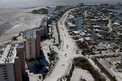 Vista aérea de una carretera cubierta por arena, tras el paso de ‘Ian’, en Fort Myers Beach. 