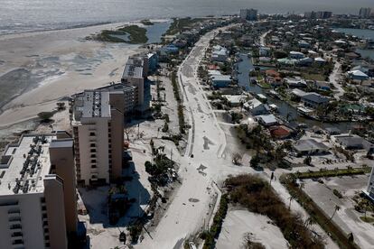 Vista aérea de una carretera cubierta por arena, tras el paso de ‘Ian’, en Fort Myers Beach.