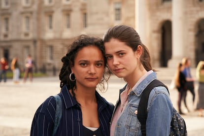 Sasha Lane es Bobbi, la mejor amiga y expareja de Frances en la serie. El show también ofrece el primer retrato generacional de una joven a la que se diagnostica endometriosis (Frances).