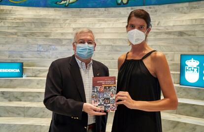 La atleta española Ruth Beitia posa durante la presentación del libro 'Leyendas del atletismo', del periodista deportivo José Antonio Prieto, en Santander este lunes. La obra de Prieto recoge las historias de 75 leyendas del atletismo mundial. 