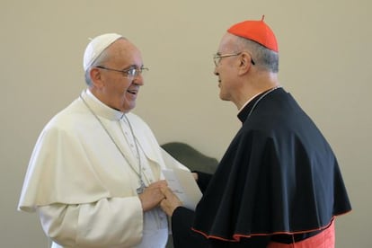 O cardeal Tarcisio Bertone durante despedindo-se do papa Francisco no Vaticano, em 15 de outubro. (Fotogaleria em espanhol)