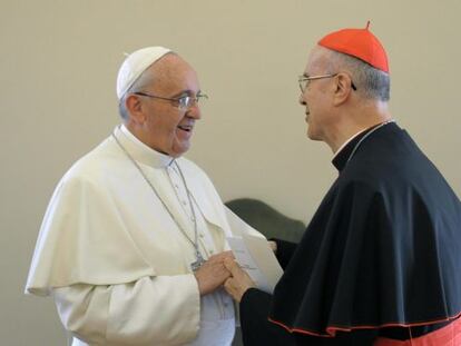 O cardeal Tarcisio Bertone durante despedindo-se do papa Francisco no Vaticano, em 15 de outubro. (Fotogaleria em espanhol)