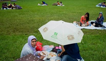 Los domingos, las calles y los parques de Hong Kong se llenan de mujeres emigrantes que aprovechan para hacer picnic.