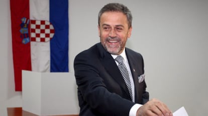 El alcalde de Zagreb y candidato presidencial, Milan Bandic, deposita su voto en el colegio electoral
