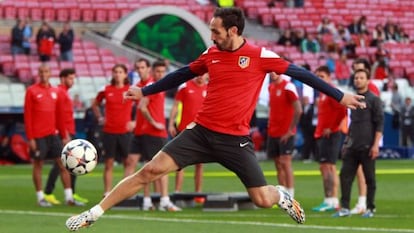 Juanfran durante el entrenamiento en el estadio Da Luz.