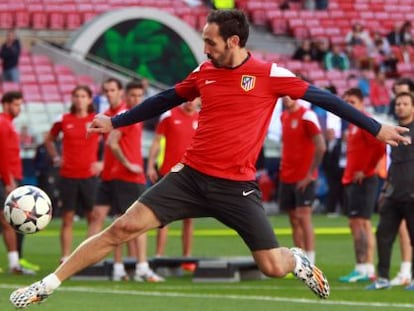 Juanfran durante el entrenamiento en el estadio Da Luz.