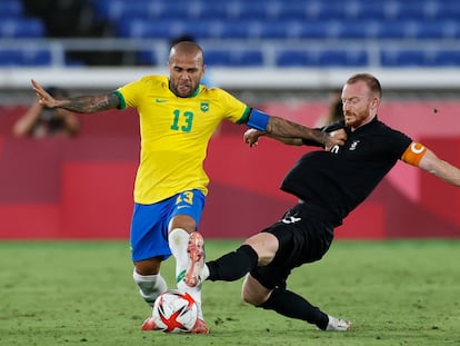 Alves trata de llevarse e balón ante Arnold.