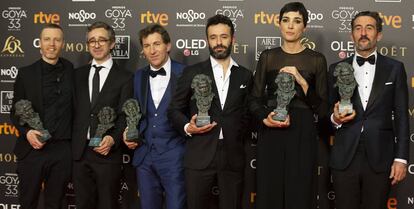 El equipo de la película 'El reino' posa con los galardones recibidos en la gala de los Premios Goya.